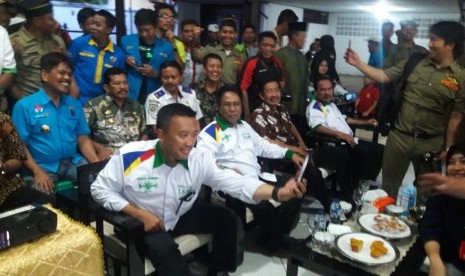 Menteri Pemuda dan Olahraga Imam Nahrawi di Pendopo Bupati Pinrang, Sulawesi Selatan, menonton siaran langsung Timnas Indonesia yang berlaga di SEA Games 2017 Kuala Lumpur.