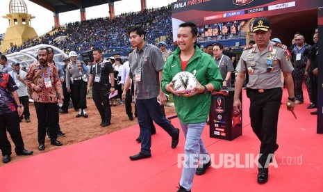 Menteri Pemuda dan Olahraga Imam Nahrawi didampingi Kapolda Jabar Irjen Pol Agung Budi Maryoto membawa bola pada pembukaan Piala Presiden 2019 di Stadion Si Jalak Harupat, Kabupaten Bandung, Sabtu (2/3).