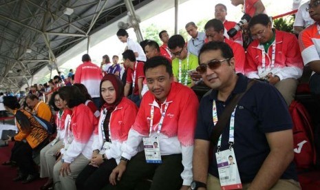 Menteri Pemuda dan Olahraga, Imam Nahrawi (dua kanan), memberikan semangat bagi kontingen Indonesia yang berjuang di SEA Games 2015 Singapura.