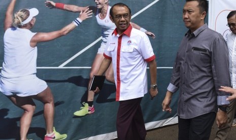 Menteri Pemuda dan Olahraga Imam Nahrawi (kanan) bersama Deputi IV Bidang Peningkatan Prestasi Olahraga Kemenpora Gatot S Dewa Broto (kiri) berjalan saat meninjau perkembangan renovasi venue olahraga di Kompleks GBK, Jakarta, Kamis (13/10).