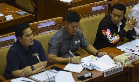 Menteri Pemuda dan Olahraga Imam Nahrawi (kanan) bersama Ketua Inasgoc Erick Thohir (kiri) dan Ketua Panpel Asian Paragames 2018 (Inapgoc) Raja Sapta Oktohari (tengah) mengikuti rapat kerja dengan Komisi X DPR di Kompleks Parlemen Senayan, Jakarta, Senin (28/5). 