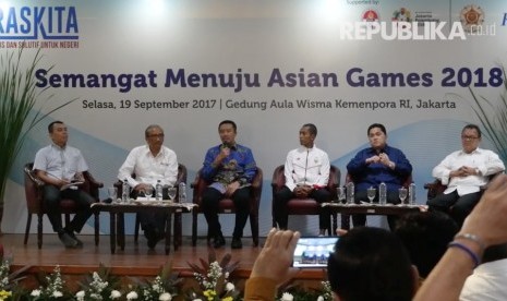 Menteri Pemuda dan Olahraga Imam Nahrawi (kedua kiri).