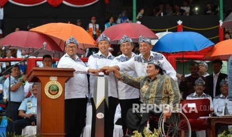 Menteri Pemuda dan Olahraga Imam Nahrawi (kedua kiri) membuka Pekan Paralimpik Nasional (Peparnas) XV didampingi oleh Ketua Umum NPCI Senny Marbun (kanan), Gubernur Jawa Barat sekaligus Ketua Umum PB PEPARNAS Ahmad Heryawan (kiri), Wakil Gubernur Jawa Bara