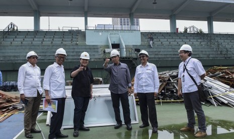 Menteri Pemuda dan Olahraga Imam Nahrawi (ketiga kanan) bersama Ketua KOI Erick Thohir (ketiga kiri) dan Ketua Tim Pelaksana Satgas Infrastruktur Asean Games Imam S. Ernawi (kedua kanan) meninjau perkembangan renovasi venue olahraga di Kompleks GBK, 