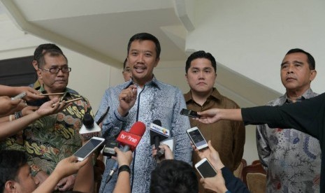 Menteri Pemuda dan Olahraga Imam Nahrawi (kiri) dan Ketua Komite Pelaksana Asian Games Indonesia (INASGOC) Erick Thohir (kanan) usai menghadiri pertemuan antara pemerintah dan INASGOC di Kantor Wapres, Jakarta, Jumat (2/6). Pertemuan membahas perkembangan terkini persiapan Asian Games 2018.