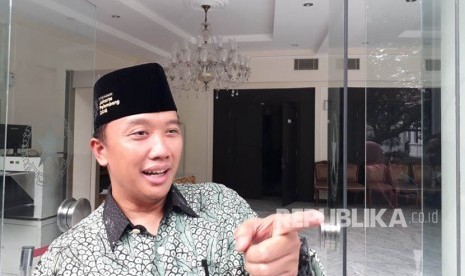 Menteri Pemuda dan Olahraga Imam Nahrawi memakai peci hitam untuk promosi Asian Games 2018 di Kantor Wakil Presiden, Rabu (23/5).