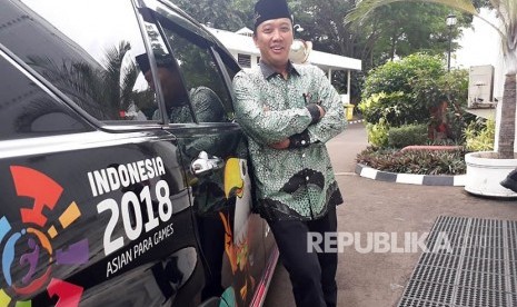 Menteri Pemuda dan Olahraga Imam Nahrawi memakai peci hitam untuk promosi Asian Games 2018 di Kantor Wakil Presiden, Rabu (23/5). 