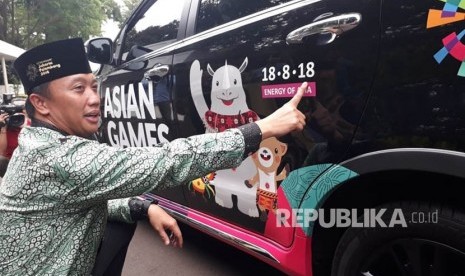 Menteri Pemuda dan Olahraga Imam Nahrawi memakai peci hitam untuk promosi Asian Games 2018 di Kantor Wakil Presiden, Rabu (23/5). 