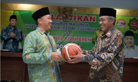 Menteri Pemuda dan Olahraga Imam Nahrawi memberikan bola basket kepada Wakil Bupati Nganjuk Abdul Wachid Badrus usai melantik pengurusan Ikatan Alumni IAIN/UIN Sunan Ampel Surabaya (IKA UINSA) Korda Nganjuk, Kediri, dan Tulungagung di Beppeda Pemkab Nganju