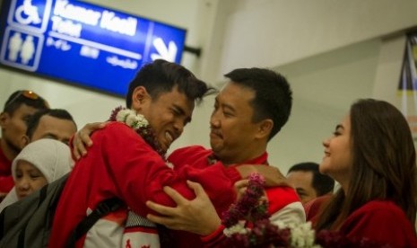 Menteri Pemuda dan Olahraga Imam Nahrawi memeluk seorang atlet saat menyambut kedatangan atlet National Paralympic Committee (NPC) di Bandara Adi Soemarmo, Boyolali, Jawa Tengah, Ahad (24/9). Indonesia berhasil menjadi juara umum pada kejuaraan ASEAN Para Games 2017 di Malaysia dengan total meraih 126 emas, 75 perak, dan 50 perunggu. 