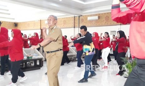 Menteri Pemuda dan Olahraga Imam Nahrawi mengikuti senam poco-poco bersama pada kegiatan Pelatihan Penggerak Olahraga Senam Kebugaran Masyarakat, di Kuningan, Jawa Barat, Selasa (10/7). 