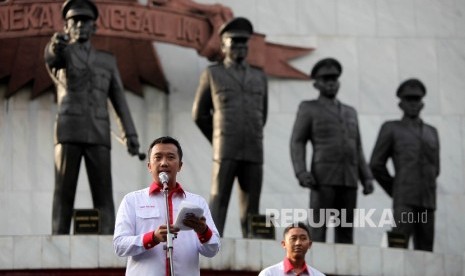 Menteri Pemuda dan Olahraga Imam Nahrawi saat mengikuti upacara pernyataan sikap kesetiaan pemuda kepada Pancasila, UU 1945 dan NKRI dalam rangka peringatan hari kelahiran Pancasila di Monumen Pancasila Sakti Lubang Buaya, Jakarta, Rabu (31/5).