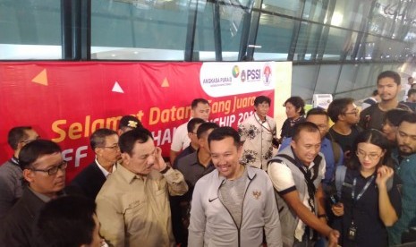 Menteri Pemuda dan Olahraga, Imam Nahrawi saat menyambut penggawa Timnas Indonesia U-22 di Bandara Soekarno-Hatta, Tangerang, Rabu (27/2). 