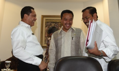  Menteri Pemuda dan Olahraga Imam Nahrawi (tengah) berbincang dengan Jaksa Agung HM Prasetyo (kanan) dan Kepala BNN Komjen Pol Budi Waseso (kiri) sebelum mengikuti rapat terbatas tentang pemberantasan narkoba di Kantor Presiden, Jakarta, Rabu (24/2).