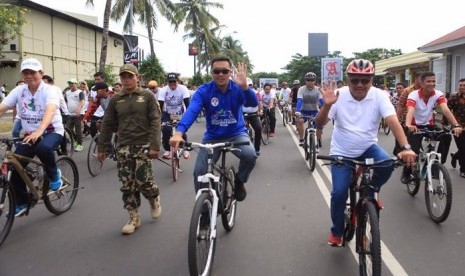 Menteri Pemuda dan Olahraga Imam Nahrawi (tengah) saat bersepeda dalam kegiatan Gowes Pesona Nusantara 2017 di Manado, Sabtu (29/7).