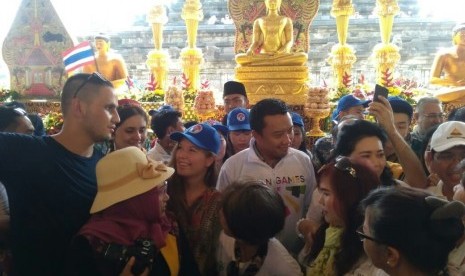 Menteri Pemuda dan Olahraga, Imam Nahrowi (tengah), mengunjungi perayaan Waisak di Candi Mendut, Magelang, Jawa Tengah, Selasa (29/5).