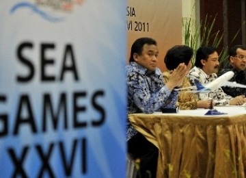 Menteri Pemuda dan Olahraga (Menpora) Andi Malarangeng (kedua kanan), Ketua Panitia Nasional Sea Games XXVII ((Indonesia Sea Games Organizing Committee / INASOC) Rita Subowo (kedua kiri), Direktur Utama PT Garuda Indonesia Emisyah Satar (kanan), dan Ketua 