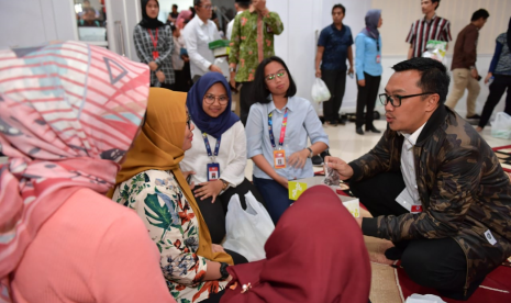 Menteri Pemuda dan Olahraga (Menpora) Imam Nahrawi berbuka puasa bersama dengan ratusan karyawan Kemenpora di Wisma Menpora, Jakarta, Selasa (7/5). Dalam kesempatan ini, Menpora mengajak kepada seluruh karyawan Kemenpora untuk memperbanyak amal saleh di bulan Ramadan.