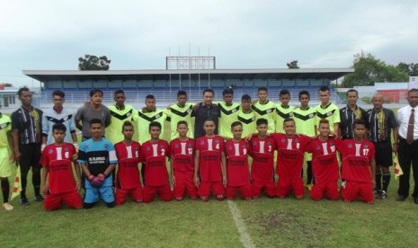 Menteri Pemuda dan Olahraga (Menpora) Imam Nahrawi berfoto bersama Tim PPLP Maluku dan SKO Padang sebelum pertandingan Kejurnas Sepakbola PPLP/PPLD 2015 di Stadion Depati Amir, Pangkal Pinang, Rabu (27/5).