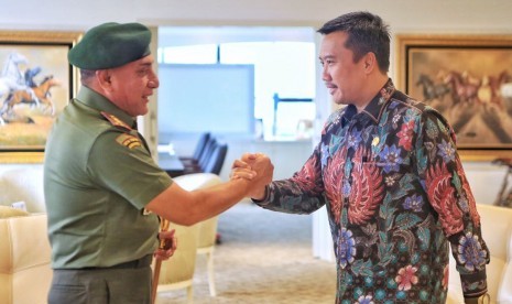 Menteri Pemuda dan Olahraga (Menpora) Imam Nahrawi Ketua PSSI Edy Rahmayadi di kantor Kemenpora pada Senin (16/19). Rapat yang berlangsung selama satu jam itu membahas isu-isu terkini sepak bola.