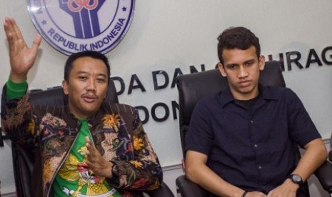 Menteri Pemuda dan Olahraga (Menpora) Imam Nahrawi (kiri) dan Pemain Timnas Indonesia U-19 Egy Maulana Vikri (kanan) menjawab pertanyaan wartawan usai melakukan pertemuan di Kantor Kemenpora, Jakarta, Jumat (5/1). Pertemuan tersebut membahas Egy Maulana Vikri yang akan segera mewujudkan mimpinya bermain di salah satu club di Eropa. 