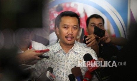 Menteri Pemuda dan Olahraga (Menpora) Imam Nahrawi memberikan keterangan pers terkait pencabutan Surat Keputusan (SK) Pembekuan PSSI di Jakarta, Rabu (11/5). (Republika/Rakhmawaty La'lang)