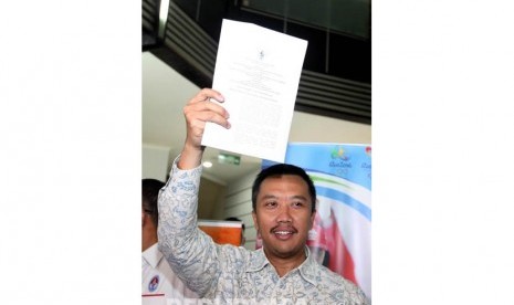 Menteri Pemuda dan Olahraga (Menpora) Imam Nahrawi memberikan keterangan pers terkait pencabutan Surat Keputusan (SK) Pembekuan PSSI di Jakarta, Rabu (11/5). (Republika/Rakhmawaty La'lang)