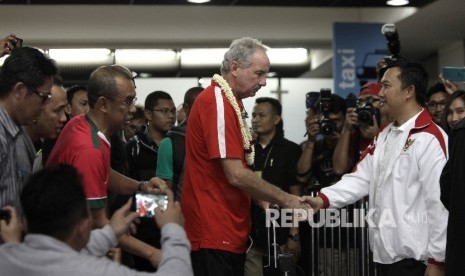 Menpora Imam Nahrawi (kanan) menyambut pelatih timnas Indonesia, Alfred Riedl dan sejumlah pemain skuat Garuda di Bandara Soakarno Hatta, Tangerang, Banteng, Ahad (18/12).