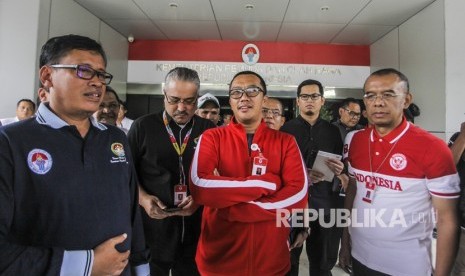 Menteri Pemuda dan Olahraga (Menpora) Imam Nahrawi (tengah) berbincang bersama pejabat terkait usai memberikan keterangan kepada media tentang OTT yang dilakukan oleh KPK terkait dana hibah Kemenpora ke KONI, di gedung Kemenpora, Jakarta, Rabu (19/12/2018). 