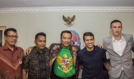 Menteri Pemuda dan Olahraga (Menpora) Imam Nahrawi (tengah) bersama Deputi III Bidang Pembudayaan Olahraga Kemenpora Raden Isnanta (kiri), Pemain Timnas Indonesia U-19 Egy Maulana Vikri (kedua kanan), Agen Egy Maulana, Dusan Bogdanovic (kanan) dan Orang Tua Egy Maulana, Bagja (kedua kiri) berfoto bersama usai pertemuan di Kantor Kemenpora, Jakarta, Jumat (5/1). Pertemuan tersebut membahas Egy Maulana Vikri yang akan segera mewujudkan mimpinya bermain di salah satu club di Eropa. 