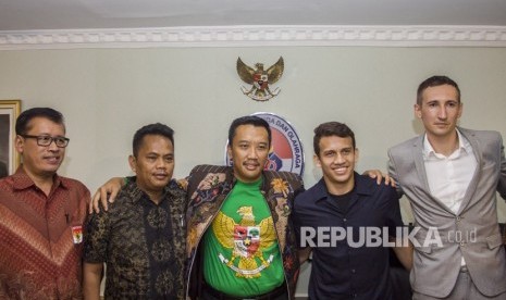 Menteri Pemuda dan Olahraga (Menpora) Imam Nahrawi (tengah) bersama Deputi III Bidang Pembudayaan Olahraga Kemenpora Raden Isnanta (kiri), Pemain Timnas Indonesia U-19 Egy Maulana Vikri (kedua kanan), Agen Egy Maulana, Dusan Bogdanovic (kanan) dan Orang Tua Egy Maulana, Bagja (kedua kiri) berfoto bersama usai pertemuan di Kantor Kemenpora, Jakarta, Jumat (5/1). 