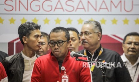 Menteri Pemuda dan Olahraga (Menpora) Imam Nahrawi (tengah) memberikan keterangan kepada media tentang OTT yang dilakukan oleh KPK terkait dana hibah Kemenpora ke KONI, di gedung Kemenpora, Jakarta, Rabu (19/12/2018).