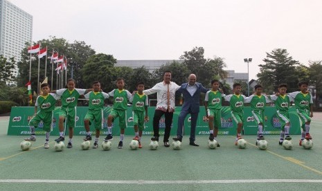 Menteri Pemuda dan Olahraga Republik Indonesia Imam Nahrawi (tengah kiri), President Director PT Nestlé Indonesia Dharnesh Gordhon (tengah kanan) bersama sepuluh siswa sekolah dasar yang akan berlatih teknik sepak bola di FCBEscola Barcelona.