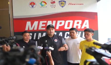 Menteri Pemuda dan Olahraga Republik Indonesia (Menpora) Dito Ariotedjo saat hadir membuka ajang balap Menpora SIM Racing Championship 2023 di Lantai 1 Kantor LPDUK di Jalan Radio I No 13, Kramat Pela Kebayoran Baru, Jakarta Selatan, Ahad (10/9/2023).