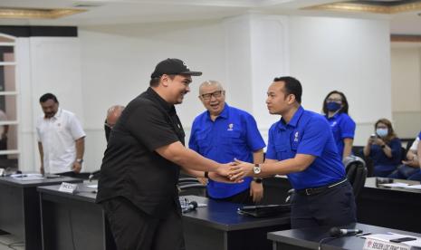 Menteri Pemuda dan Olahraga Republik Indonesia (Menpora RI) Dito Ariotedjo menyalami Sekjen LOC FIBA Basketball World Cup 2023 Junas Miradiarsyah pada rapat koordinasi yang berlangsung di Kantor Kemenpora, Jakarta, Senin (10/4/2023).