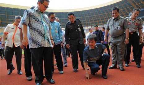 Menteri Pemuda dan Olahraga, Roy Suryo (kanan bawah), meninjau Stadion Utama Riau, Pekanbaru, Kamis (7/3). 