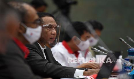 Menteri Pemuda dan Olahraga Zainuddin Amali (tengah) didampingi Sesmenpora Gatot S. Dewa Broto (kiri) mengikuti rapat kerja bersama Komisi X DPR di Kompleks Parlemen Senayan, Jakarta, Kamis (27/8/2020). Rapat kerja tersebut tentang Pembahasan Laporan Keuangan Pemerintah Pusat APBN TA. 2019.