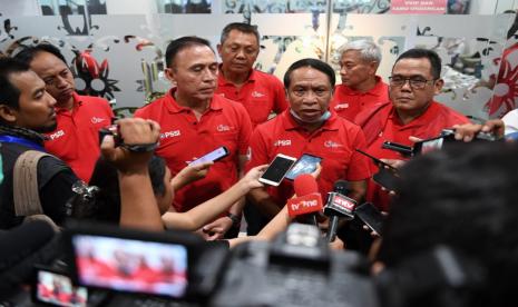 Menteri Pemuda dan Olahraga, Zainudin Amali, dan Ketua Umum PSSI, M Iriawan, menjawab pertanyaan wartawan di sela-sela acara pembukaan Liga 2 Indonesia di Stadion Batakan, Balikpapan, Sabtu (14/3). 