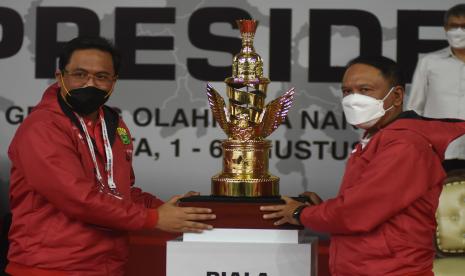 Menteri Pemuda dan Olahraga Zainudin Amali (kanan) menyerahkan trofi Piala Presiden kepada Ketua Umum PP PBSI Agung Firman Sampurna (kiri) saat membuka kejuaraan bulu tangkis Piala Presiden 2022 di GOR Nanggala, Cijantung, Jakarta, Senin (1/8/2022). Gelaran Piala Presiden 2022 yang berlangsung dari tanggal 1 hingga 6 Agustus 2022 itu diikuti 606 atlet bulu tangkis dari 30 provinsi dari kategori usia U-13, U-15, dan U-17.