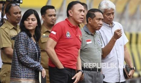 Menteri Pemuda dan Olahraga Zainudin Amali (kedua kanan) bersama Ketua Umum PSSI Mochamad Iriawan (kedua kanan), Sekjen PSSI Ratu Tisha Desria (kiri), dan Direktur Teknik Tim Nasional Indonesia PSSI Danurwindo (kanan) meninjau seleksi pemain timnas Indonesia U-19 di Stadion Wibawa Mukti, Cikarang, Bekasi, Jawa Barat, Senin (13/1).