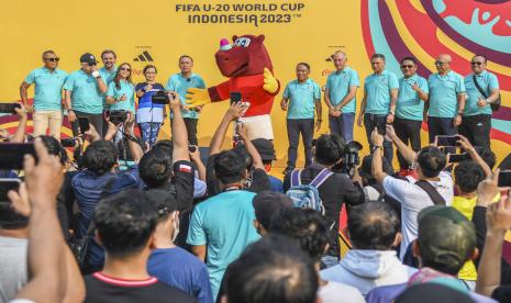 Menteri Pemuda dan Olahraga Zainudin Amali (keenam kanan) bersama Ketua PSSI Mochamad Iriawan (keenam kiri) berfoto dengan maskot Piala Dunia U-20 2023 Bacuya (tengah) saat parade perkenalan maskot Piala Dunia U-20 2023 pada Hari Bebas Kendaraan Bermotor atau Car Free Day (CFD) di kawasan Bunderan Hotel Indonesia, Jakarta, Ahad (18/9/2022). PSSI bersama FIFA memperkenalkan maskot Piala Dunia U-20 2023 Bacuya dengan karakter badak Jawa yang mengenakan jersey Timnas Indonesia berwarna merah putih.