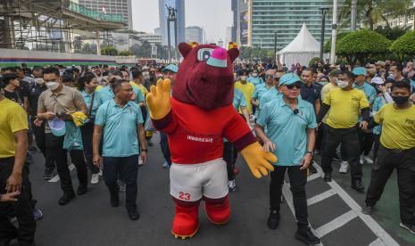 Menteri Pemuda dan Olahraga Zainudin Amali (ketiga kiri) bersama Ketua PSSI Mochamad Iriawan (ketiga kanan) berjalan bersama maskot Piala Dunia U-20 2023 Bacuya (tengah) saat parade perkenalan maskot Piala Dunia U-20 2023 pada Hari Bebas Kendaraan Bermotor atau Car Free Day (CFD) di kawasan Bunderan Hotel Indonesia, Jakarta, Ahad (18/9/2022). PSSI bersama FIFA memperkenalkan maskot Piala Dunia U-20 2023 Bacuya dengan karakter badak Jawa yang mengenakan jersey Timnas Indonesia berwarna merah putih. 