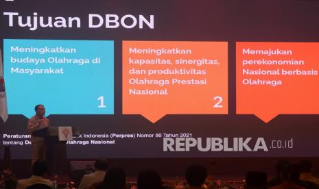 Menteri Pemuda dan Olahraga Zainudin Amali memberikan pemaparan tentang Desain Besar Olahraga Nasional (DBON) di Manado, Sulawesi Utara, Rabu (24/11/2021). Sosialisasi ke sejumlah daerah itu dimaksudkan untuk menyampaikan kepada pemerintah provinsi maupun kabupaten/kota terkait kewajiban dan tanggung jawab membina olahraga dengan panduan DBON di bawah naungan Perpres Nomor 86 tahun 2021, untuk melahirkan atlet-atlet berprestasi di tingkat dunia atau di Olimpiade dan Paralimpiade sebagai target utamanya. 