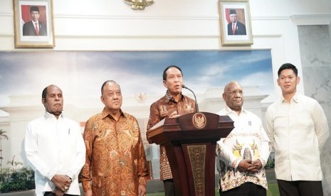 Menteri Pemuda dan Olahraga Zainudin Amali menggelar jumpa pers Ketum Komite Olahraga Nasional Indonesia (KONI)  Marciano Norman, Ketua National Olympic Committe (NOC) Indonesia Raja Sapta Oktohari dan Pemda Papua.