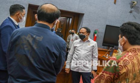 Menteri Pemuda dan Olahraga Zainudin Amali (tengah) berbincang dengan anggota Komisi X sebelum rapat kerja dengan Komisi X DPR di Kompleks Parlemen, Senayan, Jakarta, Selasa (31/8/2021). Rapat tersebut membahas Rencana Kerja Anggaran (RKA) Kementerian atau Lembaga tahun anggaran 2022 dan membahas usulan program-program yang didanai oleh Dana Alokasi Khusus (DAK) berdasarkan kriteria teknis dari Komisi.