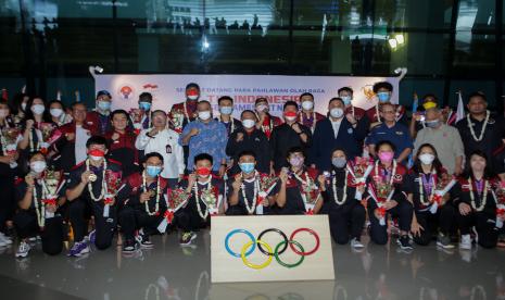 Menteri Pemuda dan Olahraga Zainudin Amali (tengah) berfoto bersama dengan atlet bola basket putra dan putri Indonesia usai berlaga di SEA Games 2021 di Bandara Internasional Soekarno Hatta, Tangerang, Banten, Selasa (24/5/2022). Kontingen Indonesia menduduki peringkat ketiga dengan perolehan 69 medali emas, 91 medali perak dan 80 medali perunggu. 