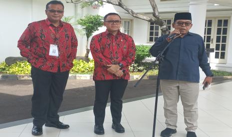 Menteri Pendayagunaan Aparatur Negara dan Reformasi Birokrasi Abdullah Azwar Annas  dan Juru Bicara Wapres Masduki Baidlowi dan Kepala LAN Adi Suryanto di Istana Wapres, Jakarta, Rabu (16/11). 