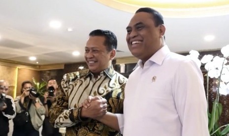 Menteri Pendayagunaan Aparatur Negara dan Reformasi Birokrasi (Menpan RB), Syafruddin (Kanan) dan Ketua DPR RI, Bambang Soesatyo (Kanan)