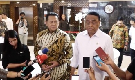 Menteri Pendayagunaan Aparatur Negara dan Reformasi Birokrasi (Menpan RB), Syafruddin (Kanan) dan Ketua Dewan Perwakilan Rakyat (DPR) Bambang Soesatyo (Kiri)