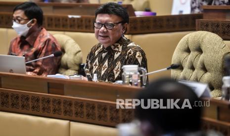 Menteri Pendayagunaan Aparatur Negara dan Reformasi Birokrasi (MenPAN-RB) Tjahjo Kumolo menyampaikan pandangannya saat rapat kerja bersama Komisi II DPR di Komplek Parlemen, Jakarta, Kamis (8/4). Dalam rapat tersebut membahas mengenai pandangan pemerintah atas penjelasan DPR terkait RUU tentang ASN serta pembentukan Panja RUU tersebut.